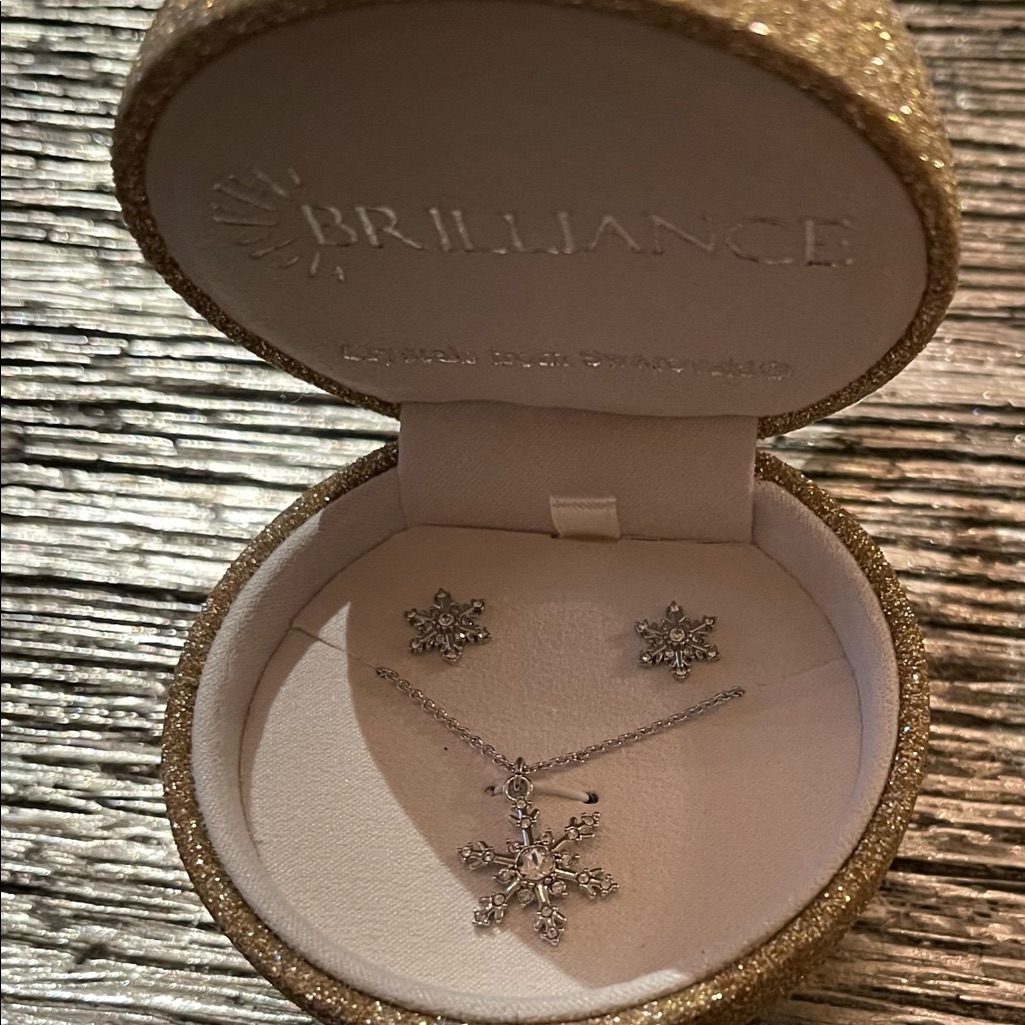 Brilliance Snow Flake Earrings And Necklace Set 12$